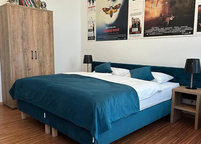 Postersapt2-cozy Cinema Vibes Apartment Vienna